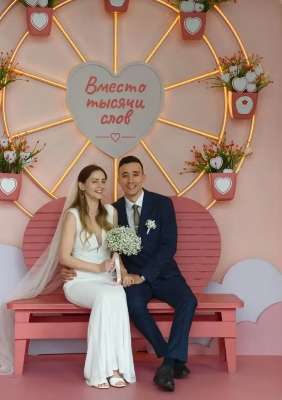 🧡 +1 свадьба в Friends Community!
Когда-то Максим и Маша познакомились на нашем конном выезде, а вчера сыграли свадьбу 🥹
Поздравляем! Желаем вам любви, счастья, взаимопонимания и долгих лет вместе | Сетка — социальная сеть от hh.ru