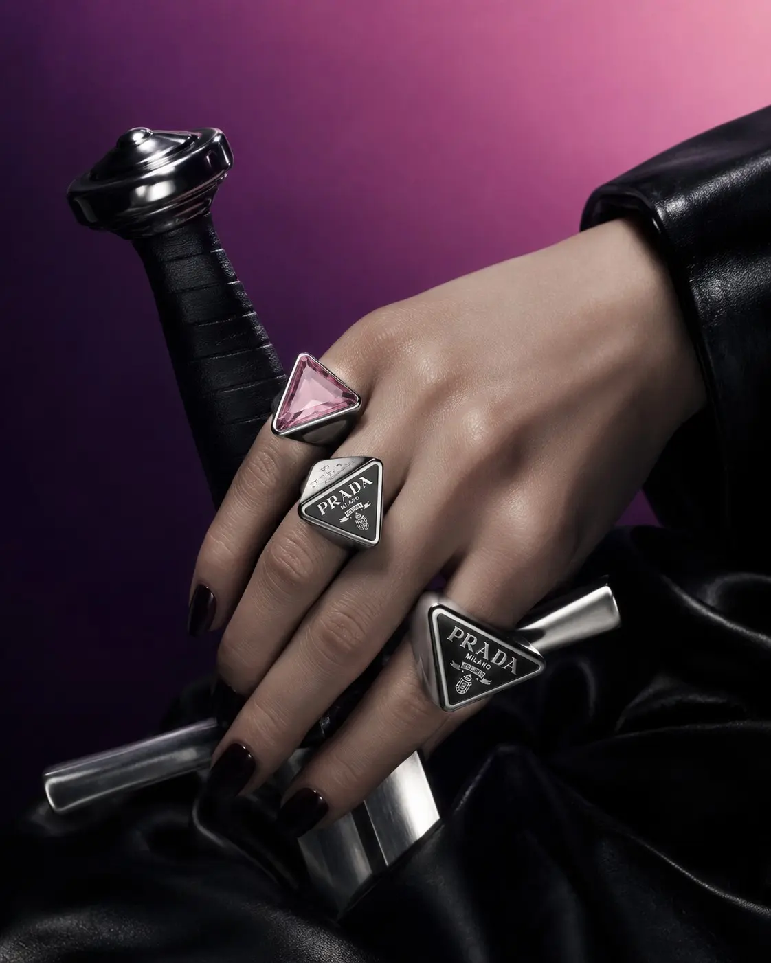 THE GAZE IS THE BLADE
https://www.behance.net/gallery/252910539/PRADA-MASCARA-CONCEPT
An independent speculative beauty concept created for PRADA | Сетка — социальная сеть от hh.ru