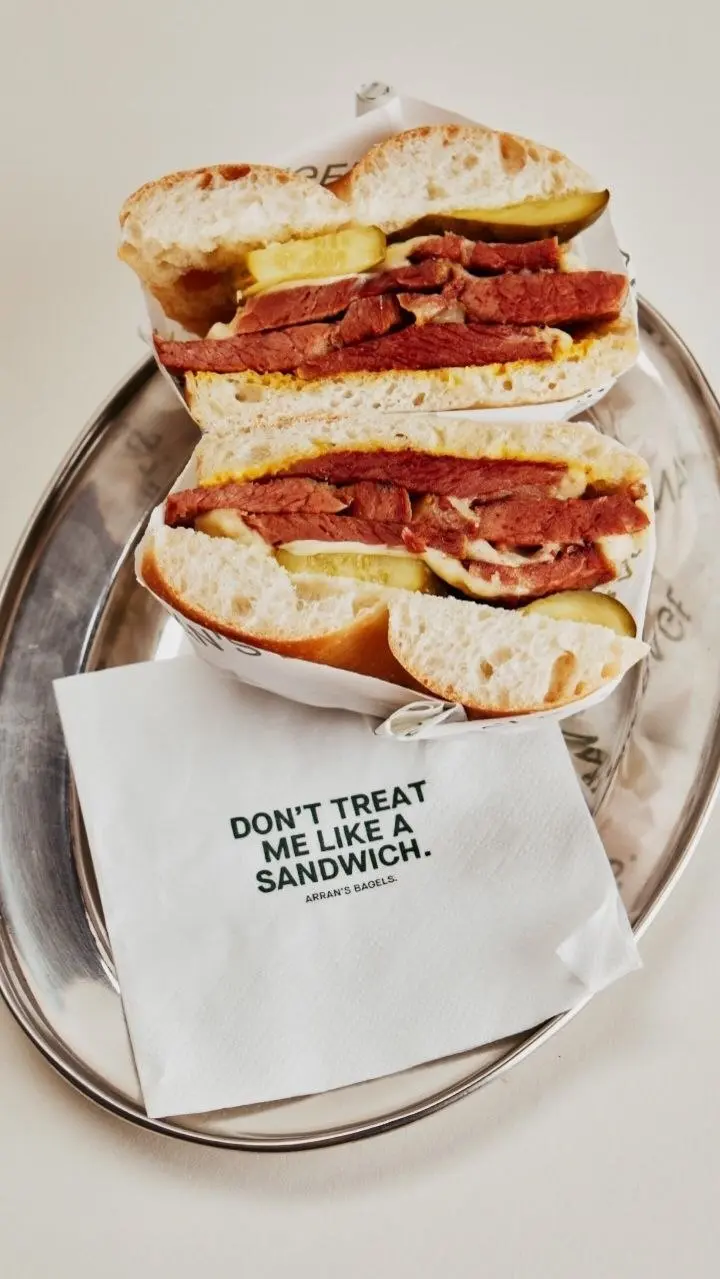 🆕 Новая неделя = Новый бренд
Сегодня смотрим Arran's Bagels, двери которого распахнулись в июле в Ноттингеме | Сетка — социальная сеть от hh.ru