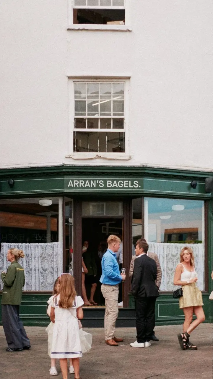 🆕 Новая неделя = Новый бренд
Сегодня смотрим Arran's Bagels, двери которого распахнулись в июле в Ноттингеме | Сетка — социальная сеть от hh.ru