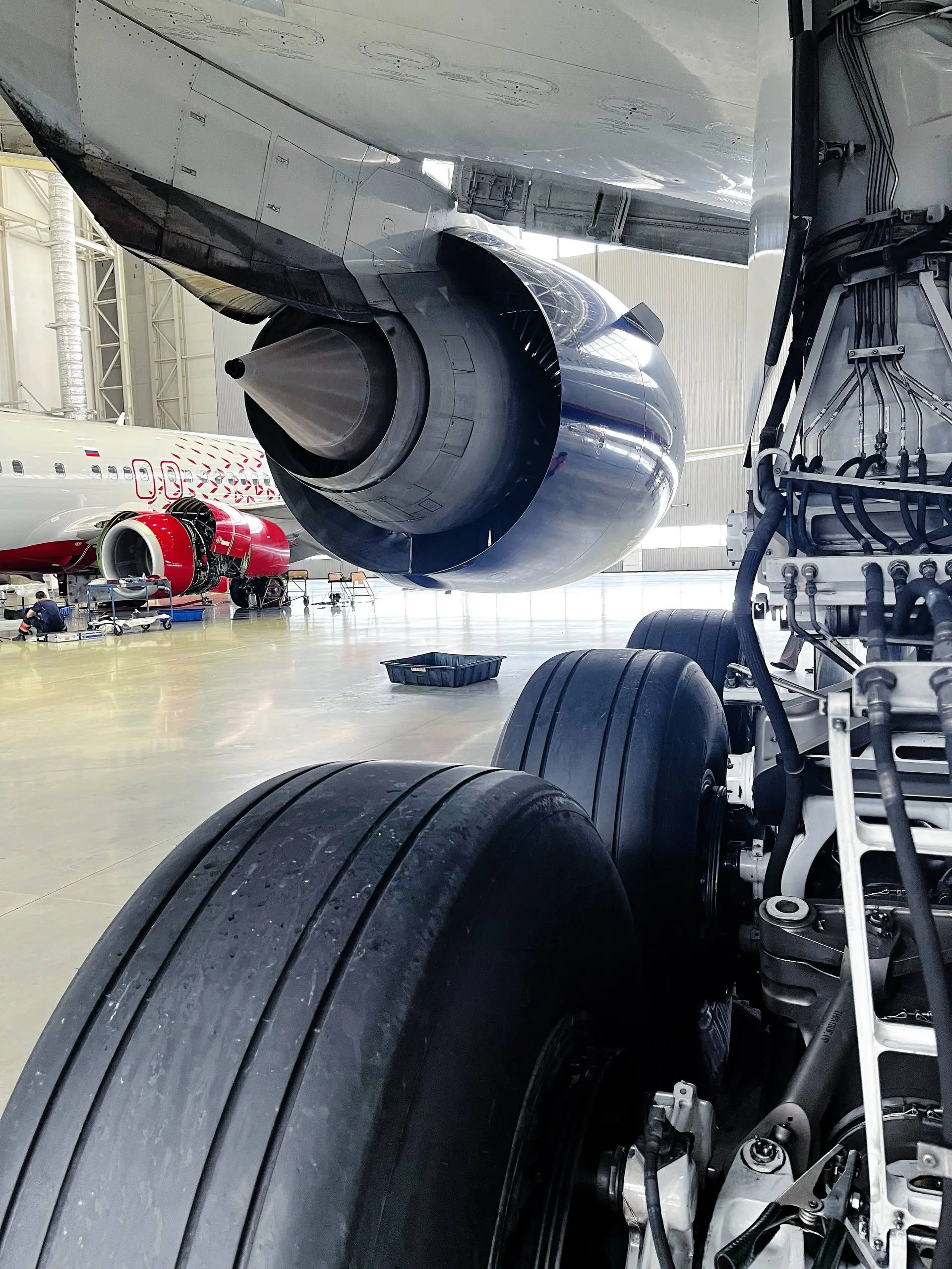 А вы знали что Boeing 777 нее только обладатель самых огромных и мощных двигателей в авиации? Его основные стойки шасси тоже рекордсмены по нагрузке и габаритам. | Сетка — социальная сеть от hh.ru