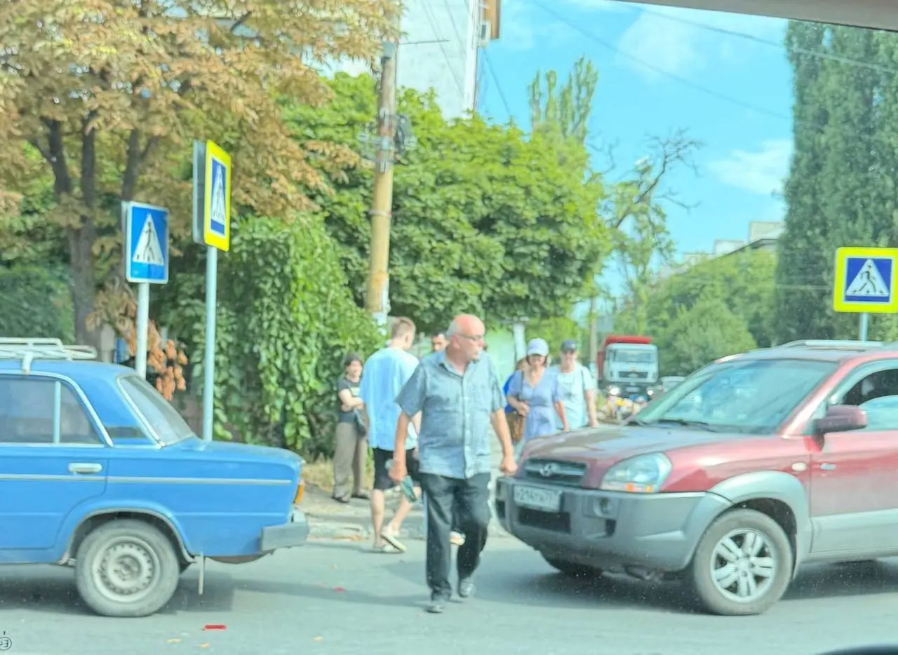 ДТП в центре Гвардейки, из-за которого собирается огромная пробка в сторону Донецка | Сетка — социальная сеть от hh.ru