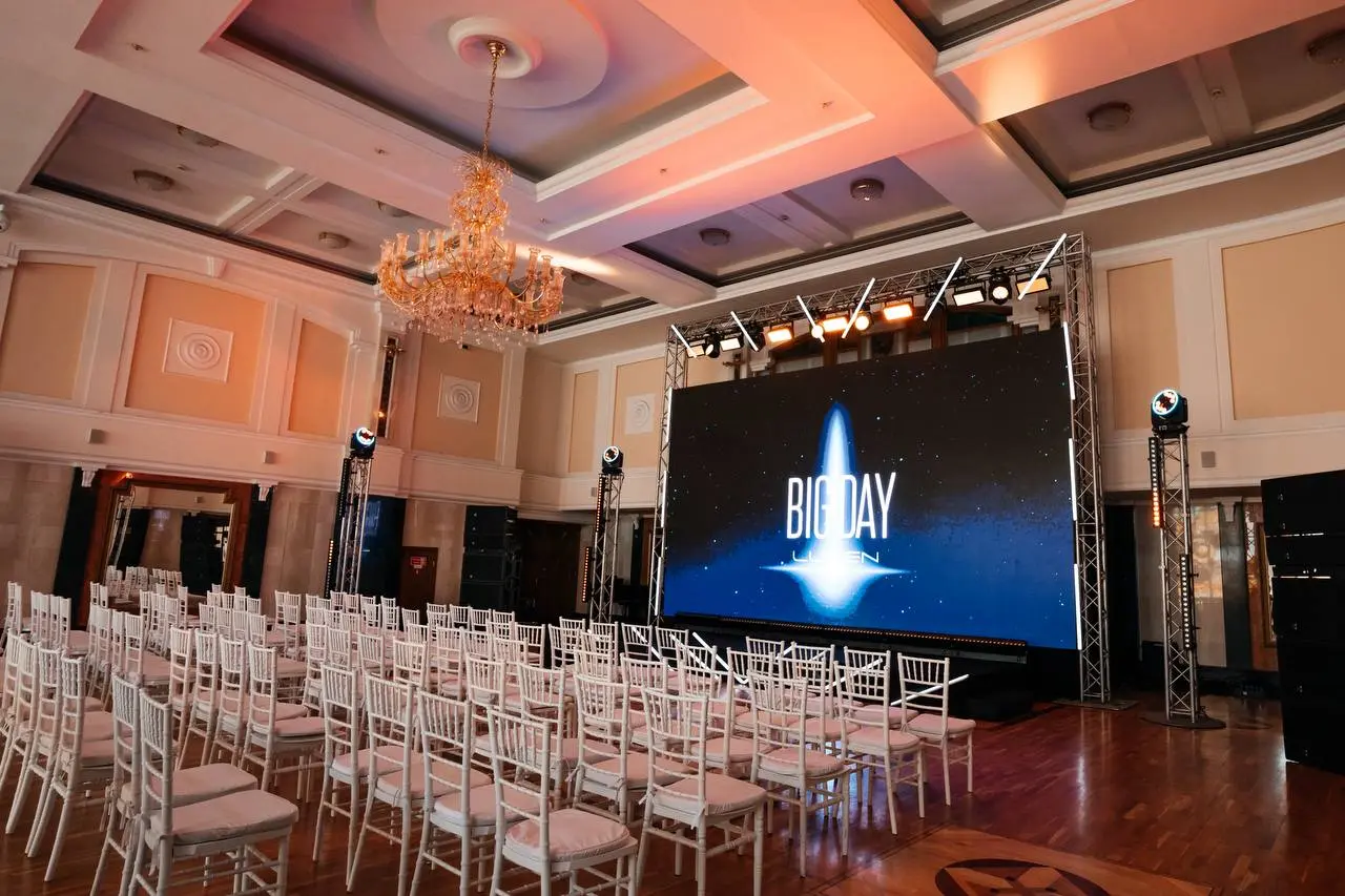 BIG DAY LUMEN / серия 7️⃣
Новосибирск: когда световой сценарий спасали за часы
В BIG DAY свет был главным языком проекта и адаптировался под каждую площадку | Сетка — социальная сеть от hh.ru
