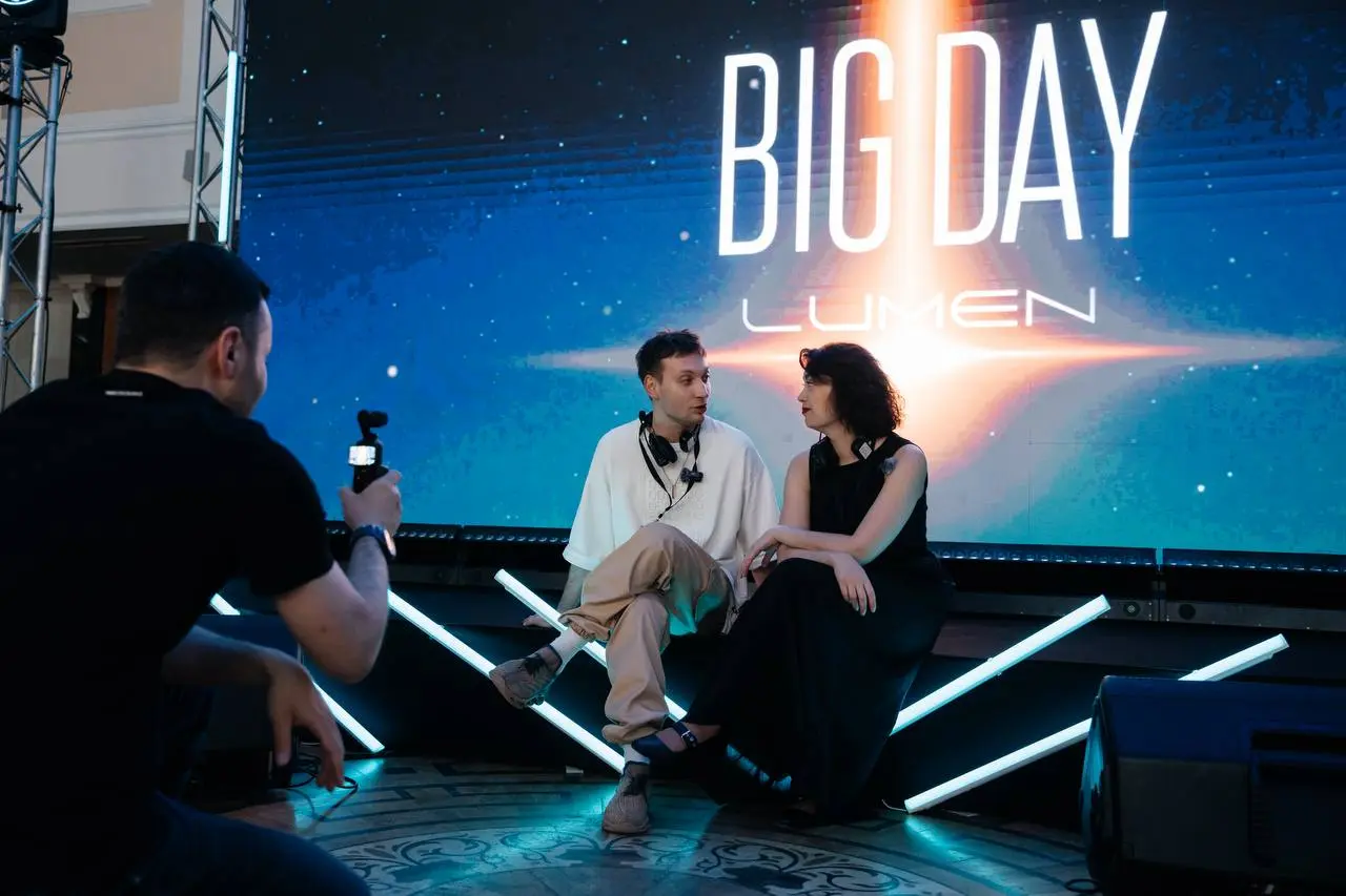 BIG DAY LUMEN / серия 7️⃣
Новосибирск: когда световой сценарий спасали за часы
В BIG DAY свет был главным языком проекта и адаптировался под каждую площадку | Сетка — социальная сеть от hh.ru