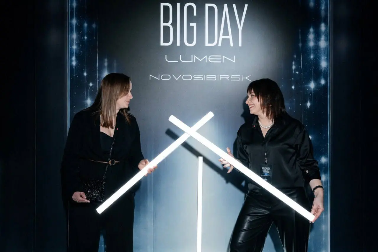 BIG DAY LUMEN / серия 7️⃣
Новосибирск: когда световой сценарий спасали за часы
В BIG DAY свет был главным языком проекта и адаптировался под каждую площадку | Сетка — социальная сеть от hh.ru