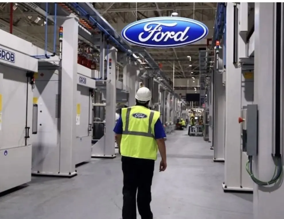 Ford оконфузился с заменой сотрудников на нейросети
Компания Ford призналась, что ей пришлось вернуть бывших сотрудников и искать опытных технических работников после замены специалистов на системы ис... | Сетка — социальная сеть от hh.ru