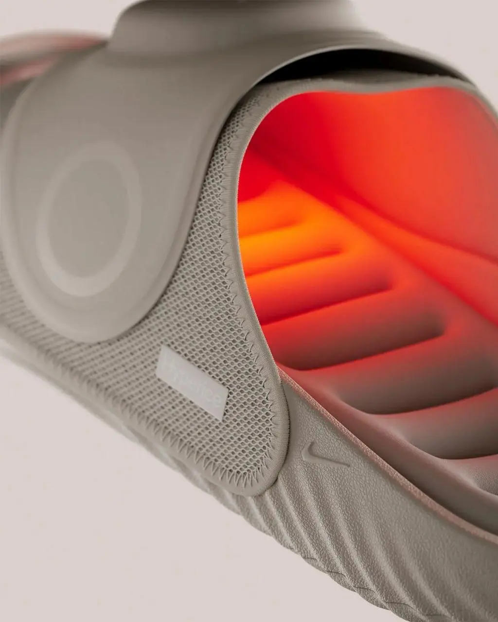 Nike представили шлёпки Air Zoom Hyperslide. Их главная особенность — функция подогрева и вибрация. Стоимость внушительная — 249 долларов | Сетка — социальная сеть от hh.ru