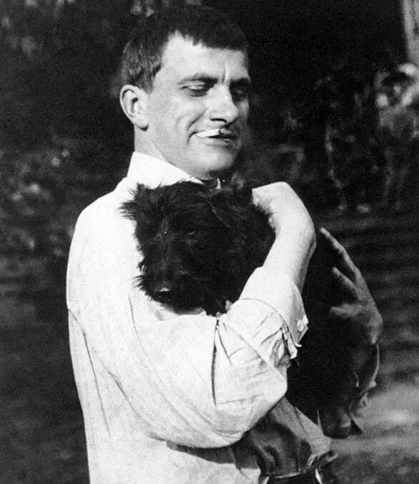 📜 Владимир Маяковский
Я люблю зверьё.
Увидишь собачонку —
тут у булочной одна —
сплошная плешь, —
из себя
и то готов достать печёнку.
Мне не жалко, дорогая,
ешь!
#стихи | Сетка — социальная сеть от hh.ru