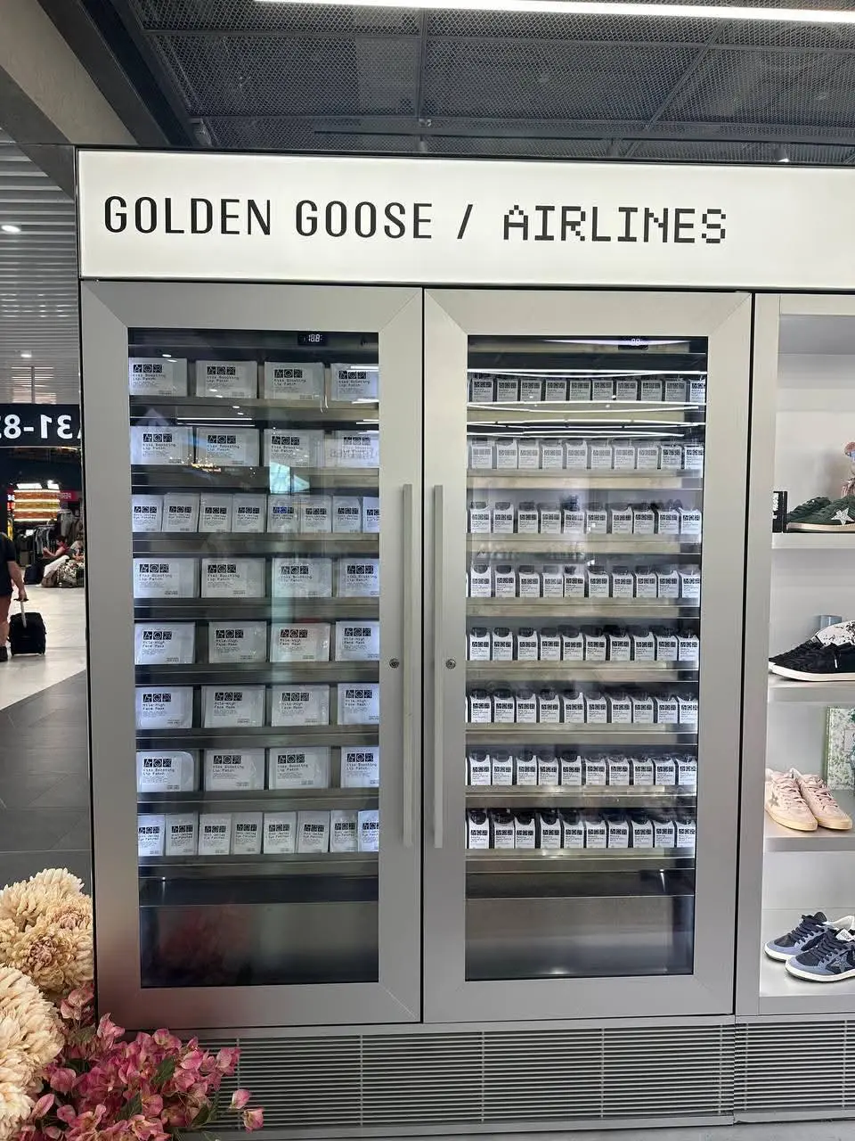 Как бренды встраиваются в нашу жизнь
В аэропорту Рима открылся магазин Golden Goose в необычном формате
Помимо обуви и базовой линейки, главная фишка — холодильник с тревел-средствами: патчами, маскам... | Сетка — социальная сеть от hh.ru