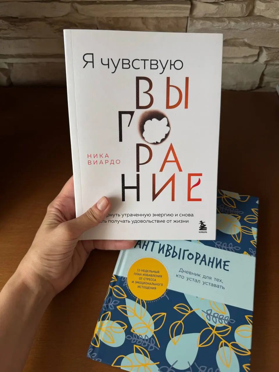 Литературно-канцелярская полка: обожаю книги и ежедневники всей душой! Вынашиваю мечту, что когда-нибудь я начну разрабатывать свою канцелярию/ планеры 🩵 #голубаямечта
Написанная психологом книга о вы... | Сетка — социальная сеть от hh.ru