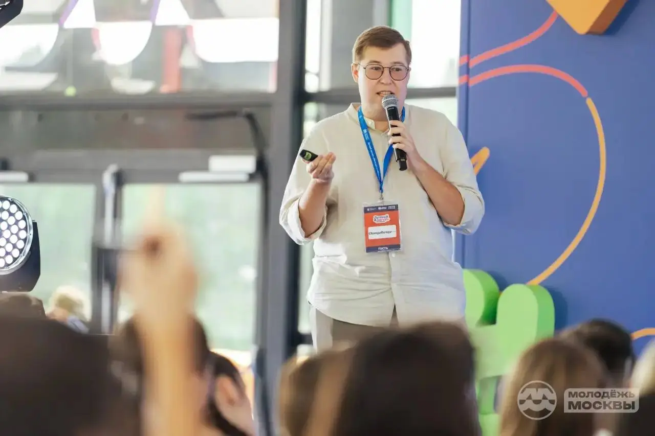 🤩 Карьерный старт начинается прямо сейчас
Участники летнего лагеря «Молодёжь Москвы» в кинопарке «Москино» пообщались с представителями «Аптечной сети 36,6», Changellenge>>, OZON fresh, «Гринатома» и ... | Сетка — социальная сеть от hh.ru