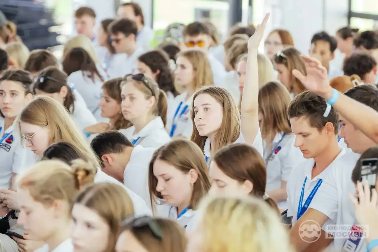 🤩 Карьерный старт начинается прямо сейчас
Участники летнего лагеря «Молодёжь Москвы» в кинопарке «Москино» пообщались с представителями «Аптечной сети 36,6», Changellenge>>, OZON fresh, «Гринатома» и ... | Сетка — социальная сеть от hh.ru