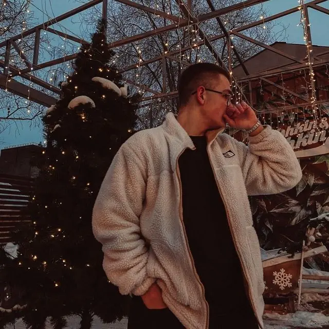 АЛЕКСЕЙ ДМИТРИЕВИЧ, WHO ARE YOU?
(навигация по каналу, пост-знакомство + бонусы)
Когда-то я развозил заказы как курьер, но однажды понял, что хочу большего | Сетка — социальная сеть от hh.ru