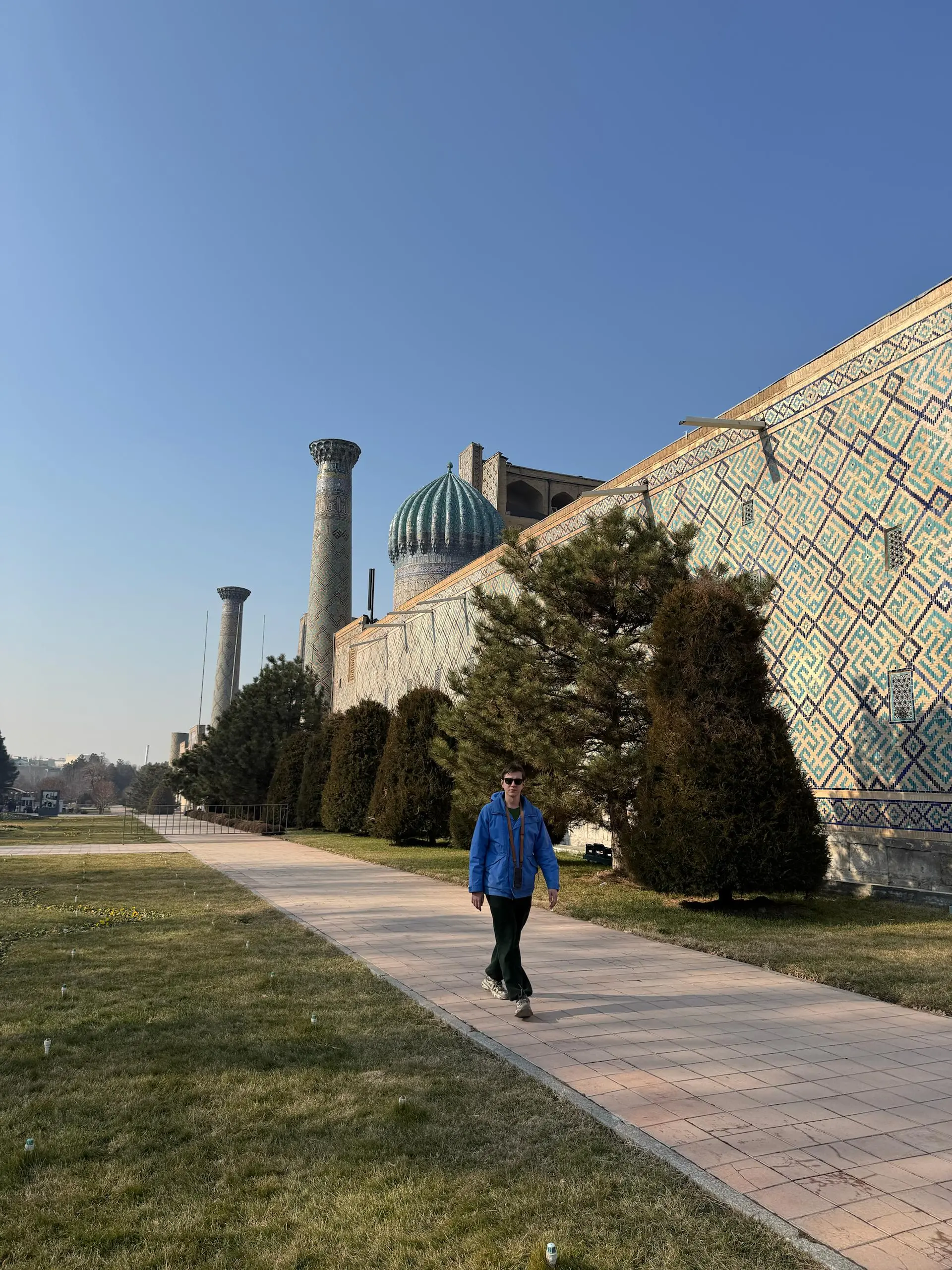 🇺🇿Самарканд, Узбекистан
Если мне покажут фотографии Самарканда или Ташкента, то я вряд ли смогу отличить, где что. Видимо они один раз построили прикольное здание и решили везде такое влепить | Сетка — социальная сеть от hh.ru