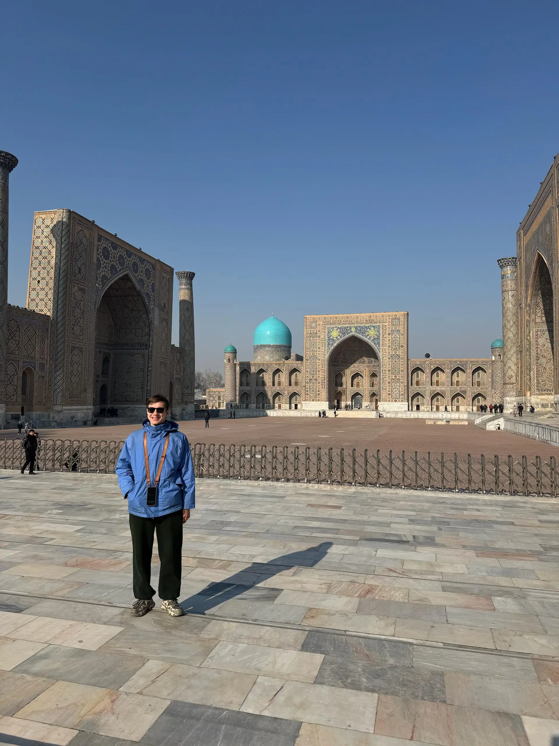 🇺🇿Самарканд, Узбекистан
Если мне покажут фотографии Самарканда или Ташкента, то я вряд ли смогу отличить, где что. Видимо они один раз построили прикольное здание и решили везде такое влепить | Сетка — социальная сеть от hh.ru