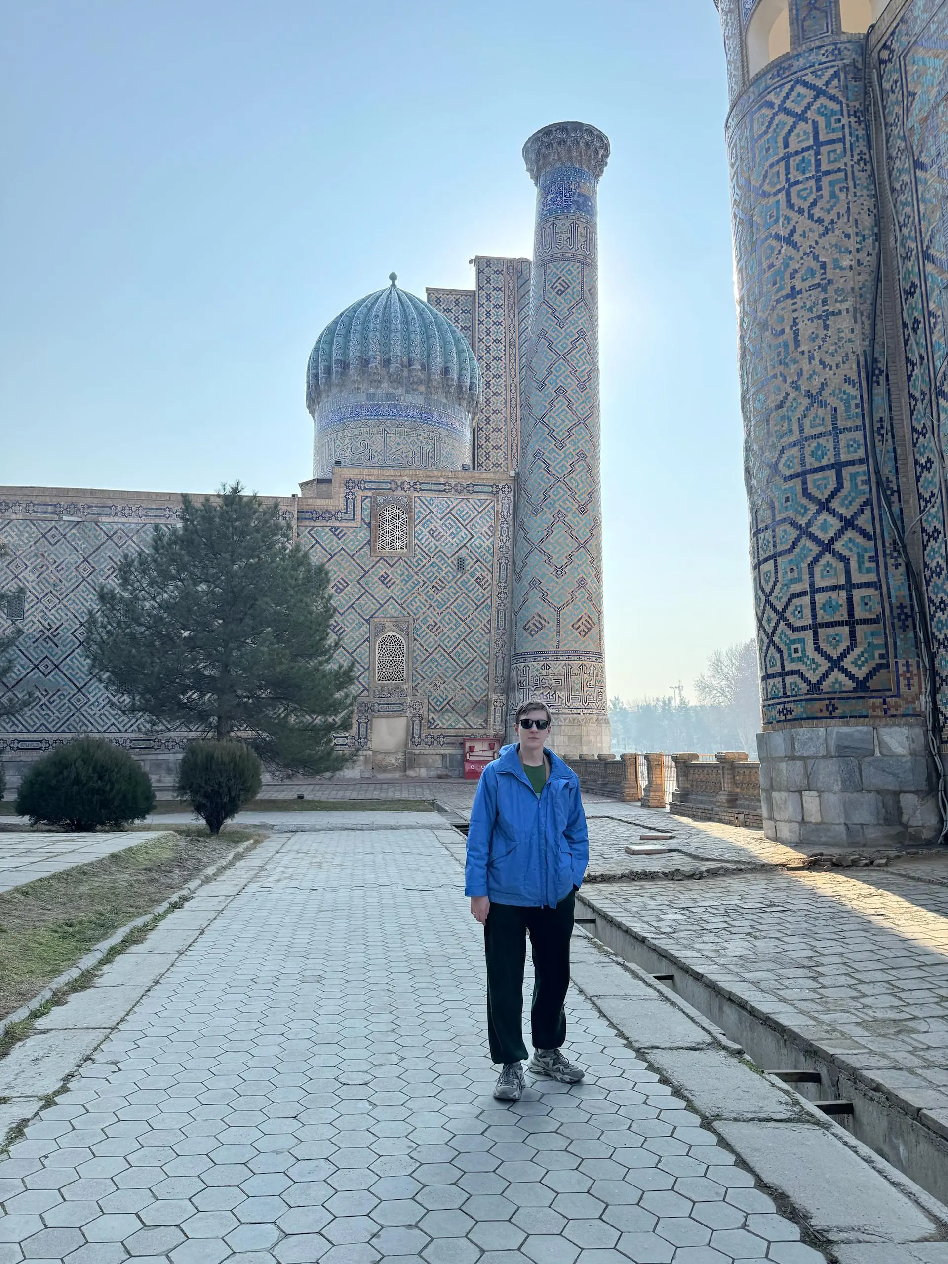 🇺🇿Самарканд, Узбекистан
Если мне покажут фотографии Самарканда или Ташкента, то я вряд ли смогу отличить, где что. Видимо они один раз построили прикольное здание и решили везде такое влепить | Сетка — социальная сеть от hh.ru