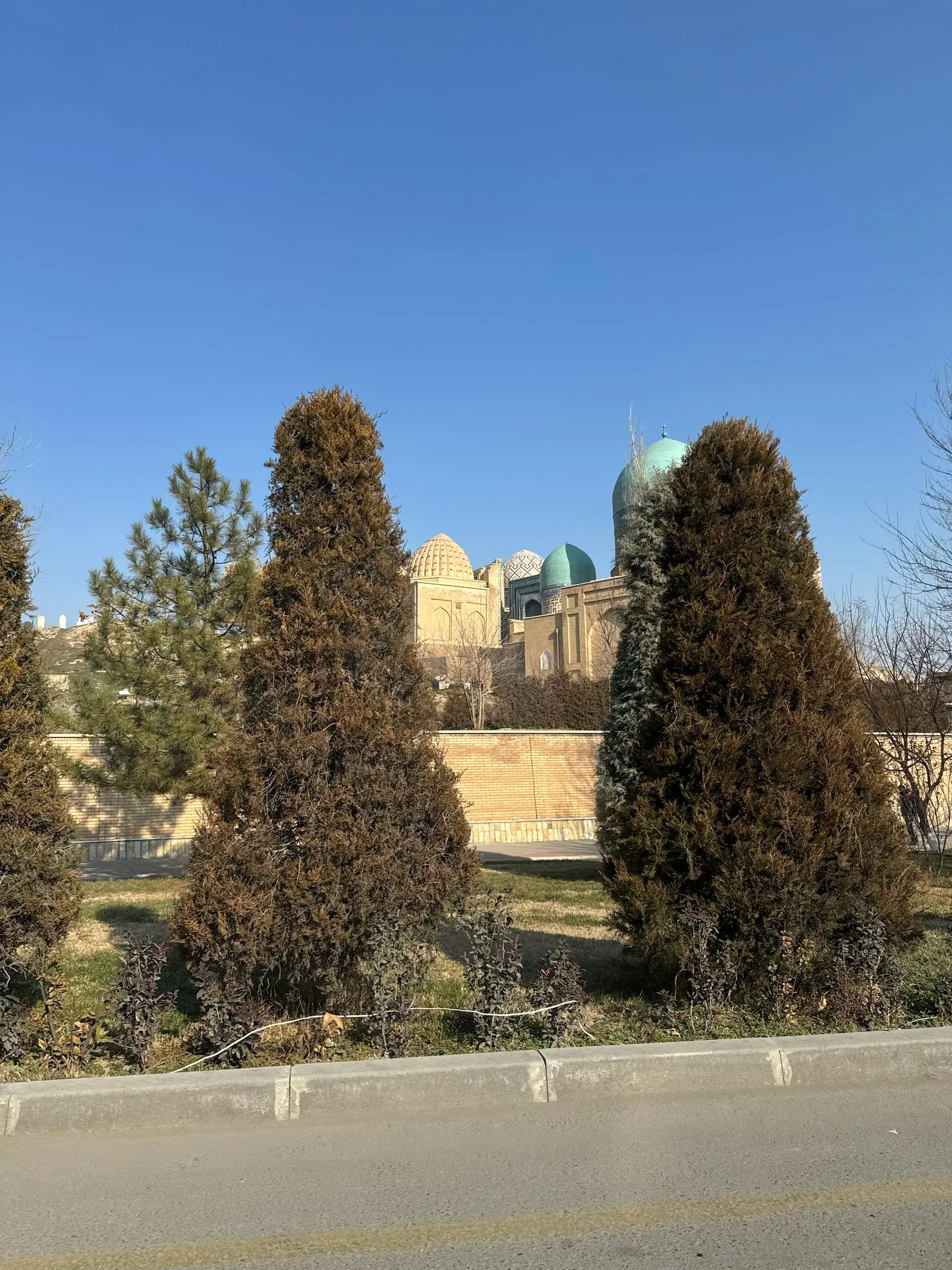 🇺🇿Самарканд, Узбекистан
Если мне покажут фотографии Самарканда или Ташкента, то я вряд ли смогу отличить, где что. Видимо они один раз построили прикольное здание и решили везде такое влепить | Сетка — социальная сеть от hh.ru