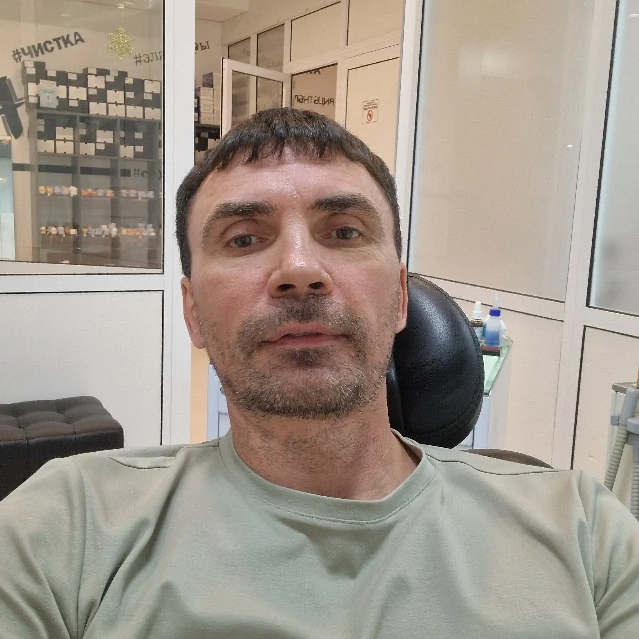 В кабинете у стамотолога.
Приехал элайнеры менять.
Каждые две недели новые. | Сетка — социальная сеть от hh.ru