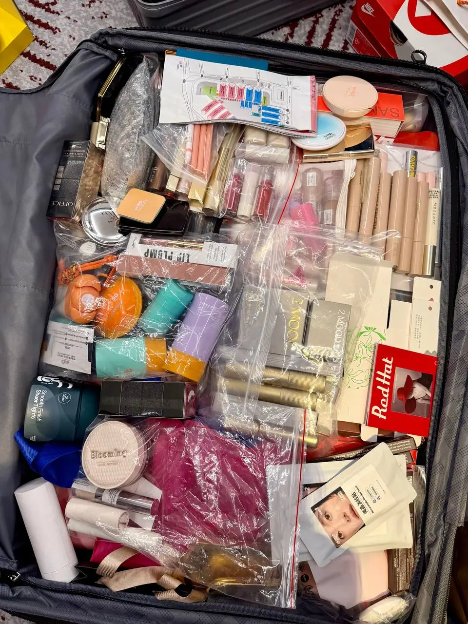 Если вы думаете, что работа в beauty — это только красивые баночки, презентации и бесконечные тесты новинок… спешу вас разочаровать. 😄
Любая выставка — это настоящий марафон | Сетка — социальная сеть от hh.ru