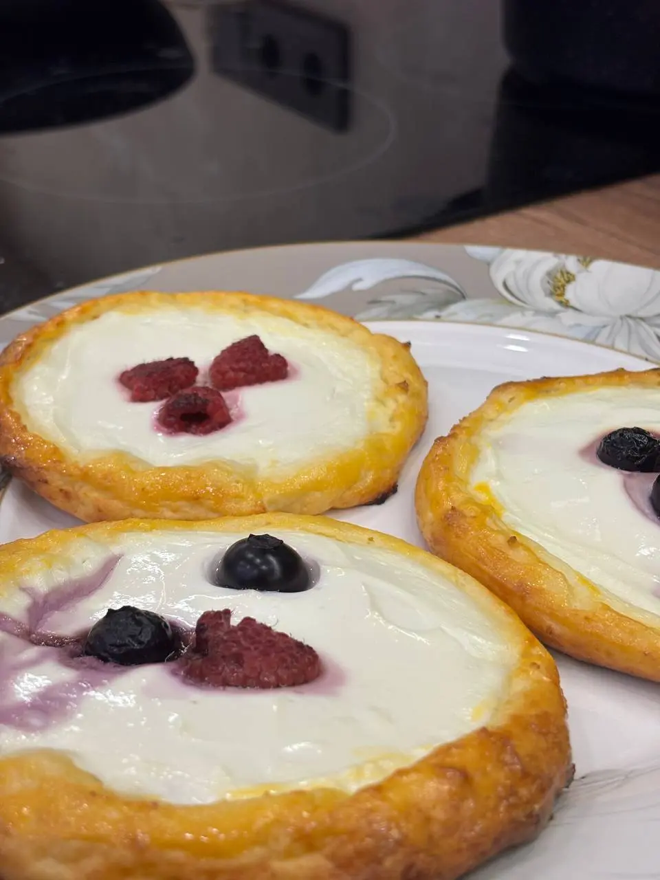 Невероятно вкусные ватрушки
Для основы:

1 пачка творога 5% (я беру северная долина)
2 желтка
Подсластитель (у меня сах зам) по вкусу
Мука около 4 ст ложек зависит от творога и муки

Для начинки:
Греч... | Сетка — социальная сеть от hh.ru
