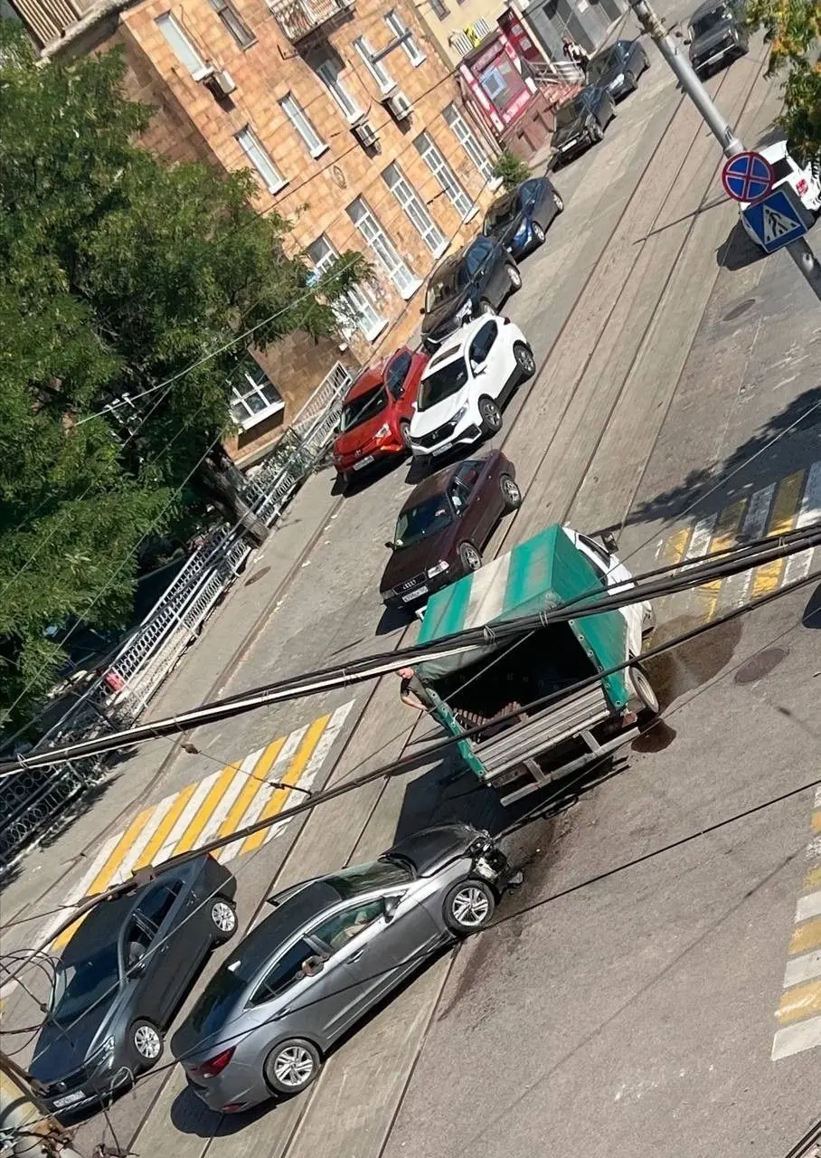 ДТП на пересечении проспекта Садового и улицы Постышева в Донецке.
Движение затруднено. | Сетка — социальная сеть от hh.ru