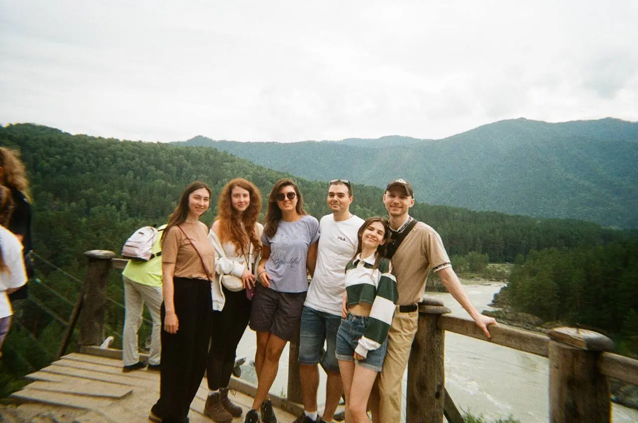 Июль с Friends — это...
🟧 разбирать фотографии с плёнки из путешествий
🫶 — хочу повтор тура
🔥 — жду другой выезд от FC | Сетка — социальная сеть от hh.ru