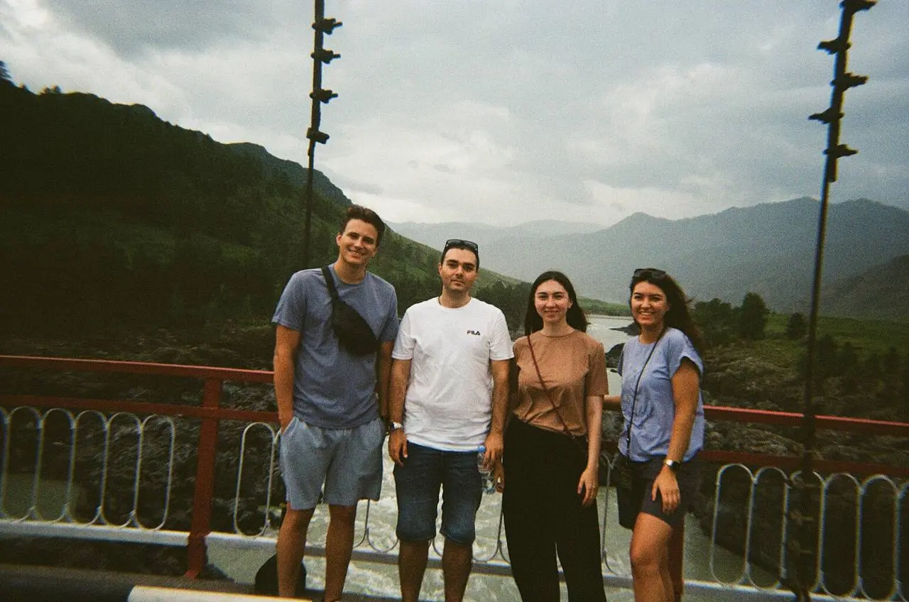 Июль с Friends — это...
🟧 разбирать фотографии с плёнки из путешествий
🫶 — хочу повтор тура
🔥 — жду другой выезд от FC | Сетка — социальная сеть от hh.ru