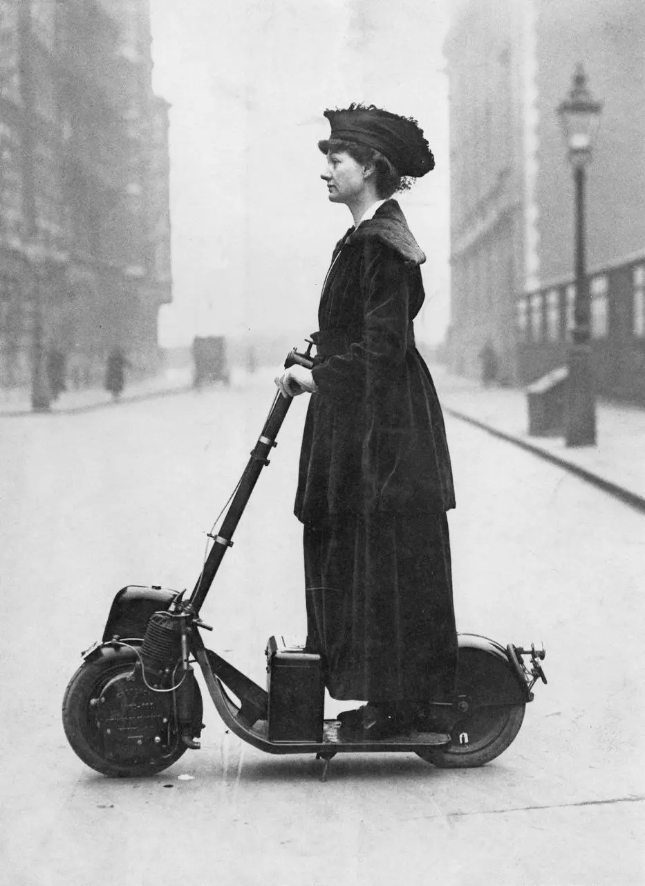 Кто вообще ездит стоя?
В 1915 году в Куинсе начали серийно выпускать Autoped — самокат с моторчиком над передним колесом.
Первой аудиторией такой машины стали почтовая служба и полиция США | Сетка — социальная сеть от hh.ru