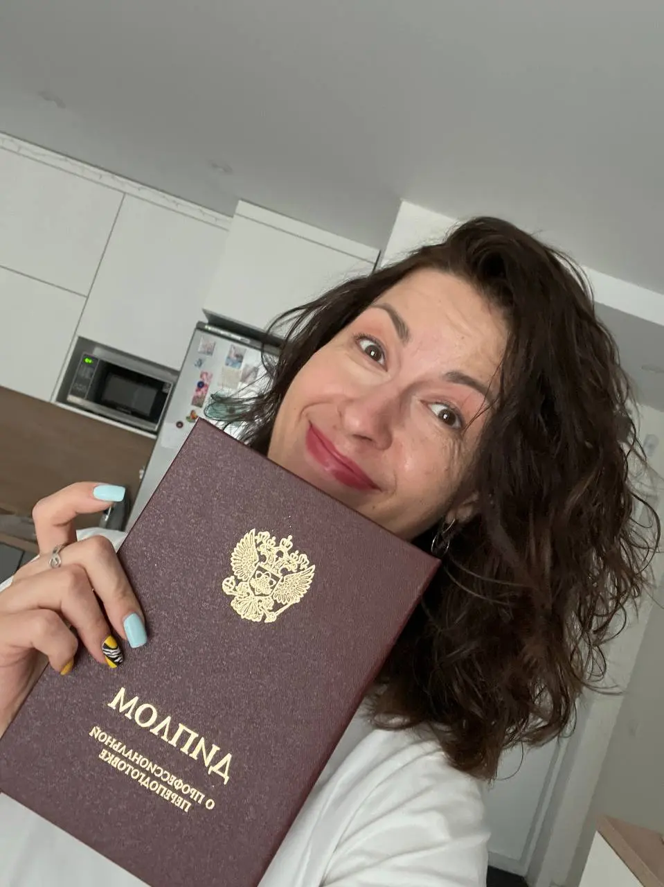 🤫 Ни один — вы только вдумайтесь, это чистая правда! — из моих клиентов за все 5 лет практики не попросил показать мои дипломы
Ни экономический
Ни HR-овские
Ни тот самый, что дает мне право консультир... | Сетка — социальная сеть от hh.ru