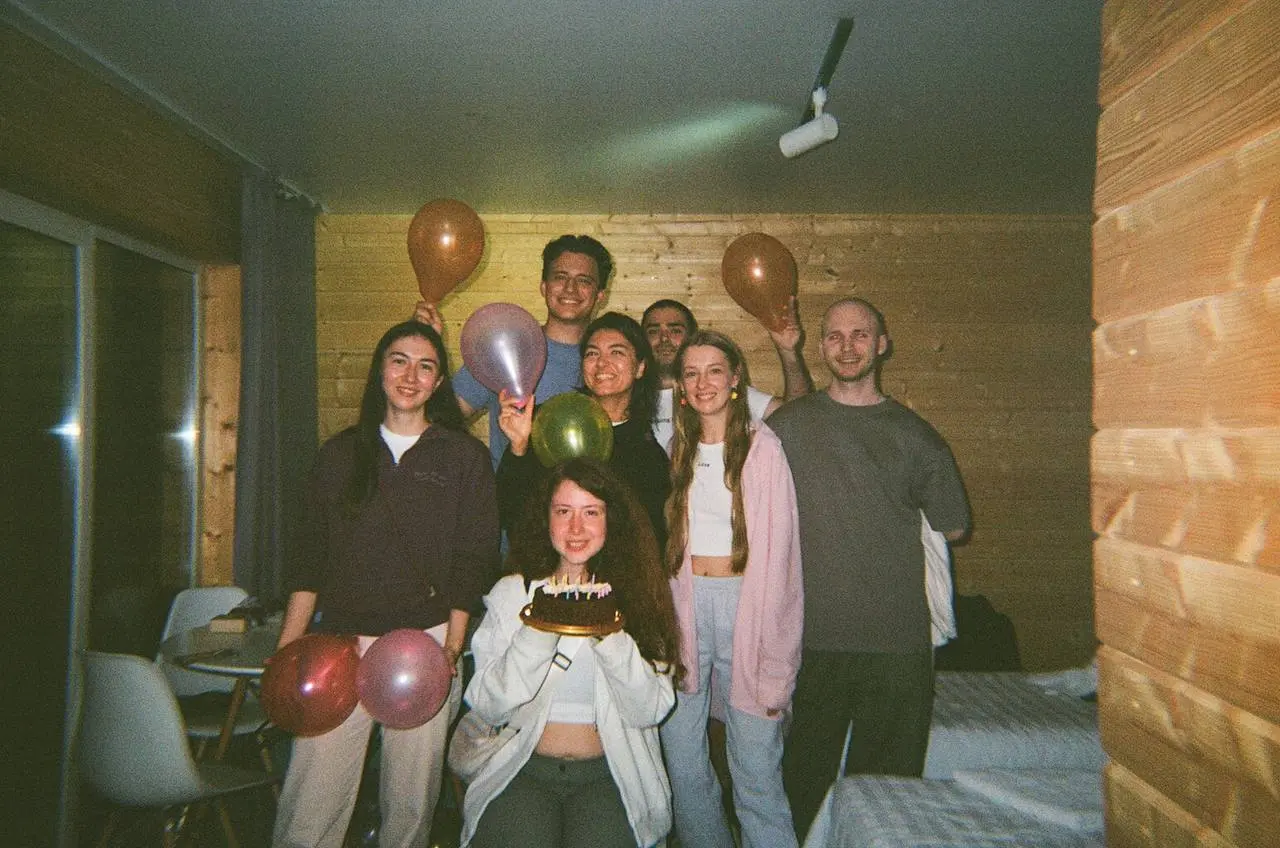 Июль с Friends — это...
🟧 разбирать фотографии с плёнки из путешествий
🫶 — хочу повтор тура
🔥 — жду другой выезд от FC | Сетка — социальная сеть от hh.ru