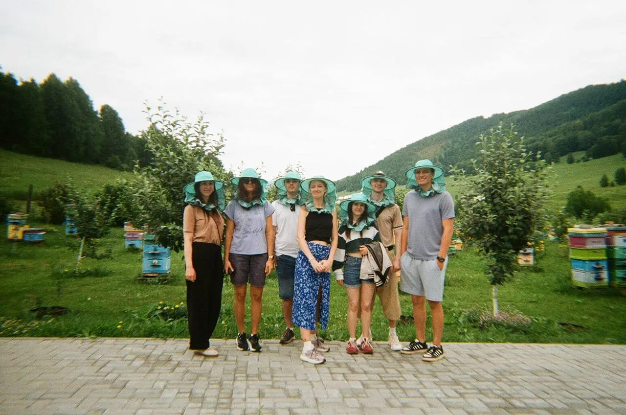 Июль с Friends — это...
🟧 разбирать фотографии с плёнки из путешествий
🫶 — хочу повтор тура
🔥 — жду другой выезд от FC | Сетка — социальная сеть от hh.ru