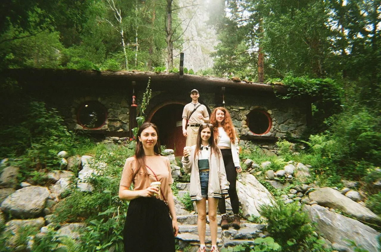 Июль с Friends — это...
🟧 разбирать фотографии с плёнки из путешествий
🫶 — хочу повтор тура
🔥 — жду другой выезд от FC | Сетка — социальная сеть от hh.ru