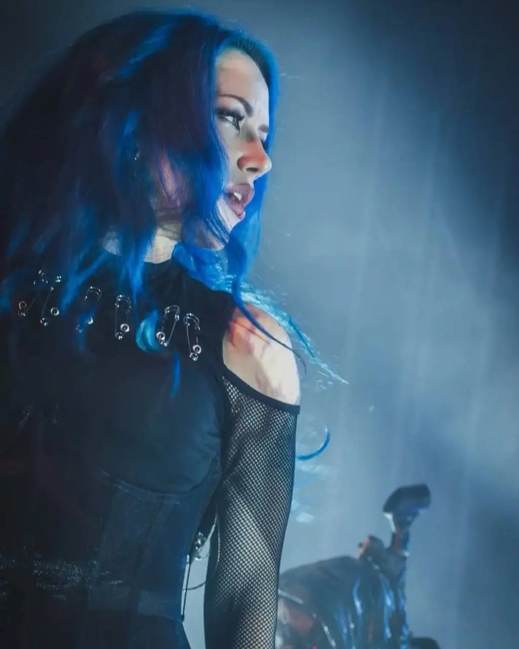 Экс-фронтвумен Arch Enemy Алисса Уайт-Глаз исполнилась 41 год! 🔥🎂
Её экстремальный вокал давно стал визитной карточкой современной тяжелой музыки 🎸 | Сетка — социальная сеть от hh.ru