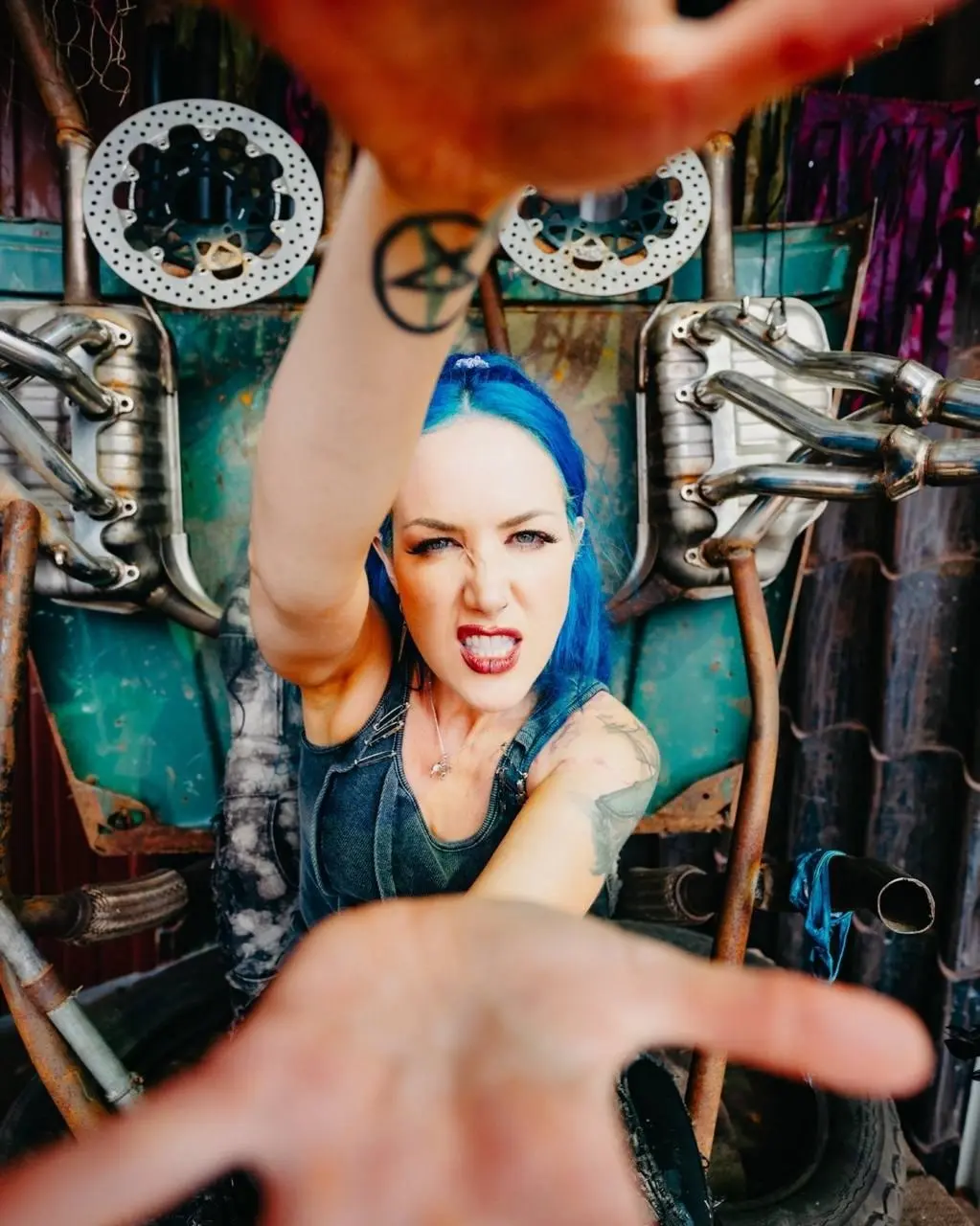 Экс-фронтвумен Arch Enemy Алисса Уайт-Глаз исполнилась 41 год! 🔥🎂
Её экстремальный вокал давно стал визитной карточкой современной тяжелой музыки 🎸 | Сетка — социальная сеть от hh.ru