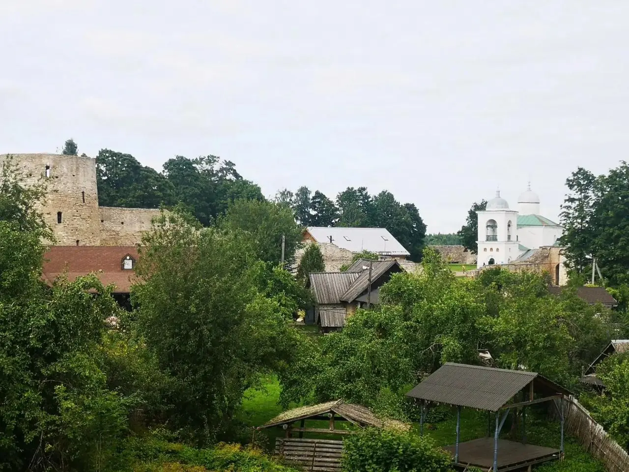 Псковская часть нашего чайного путешествия началась с Изборска. Вообще, Изборск — это одно из моих мест слабости. И я очень люблю пить там чай | Сетка — социальная сеть от hh.ru