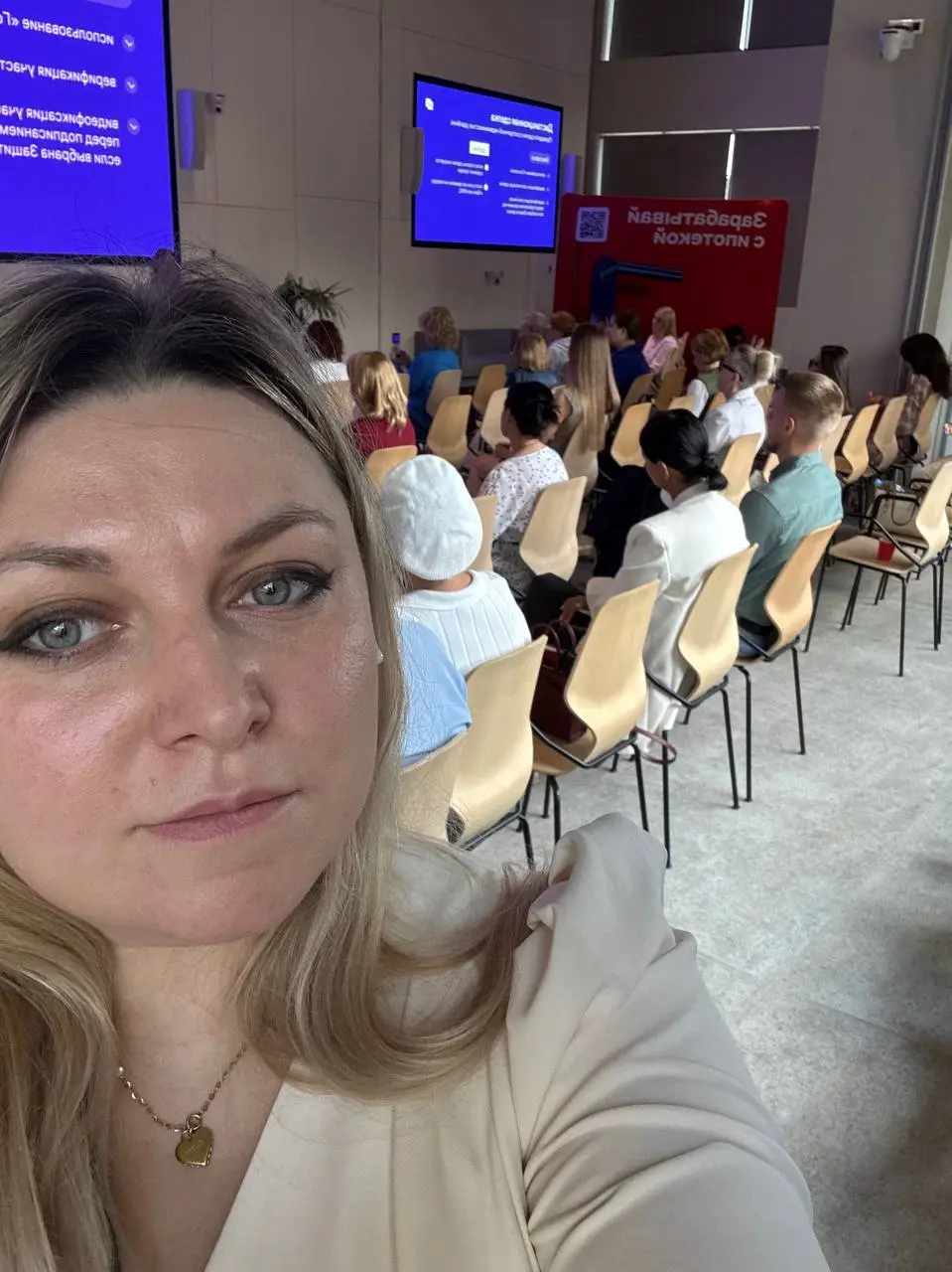 Сегодня выступаю в Альфа-банке совместно с М2❤️
Моя тема выступления это новые каналы продаж для агента и как с помощью нейросетей делать трендовый видеоконтент | Сетка — социальная сеть от hh.ru