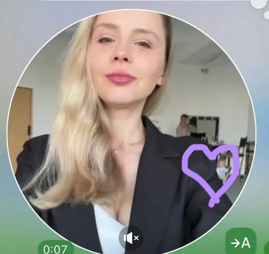 Это я готовлюсь поменять аватарку этого канала, а на фоне бегает мой главный карьерный мотиватор 🤍 | Сетка — социальная сеть от hh.ru