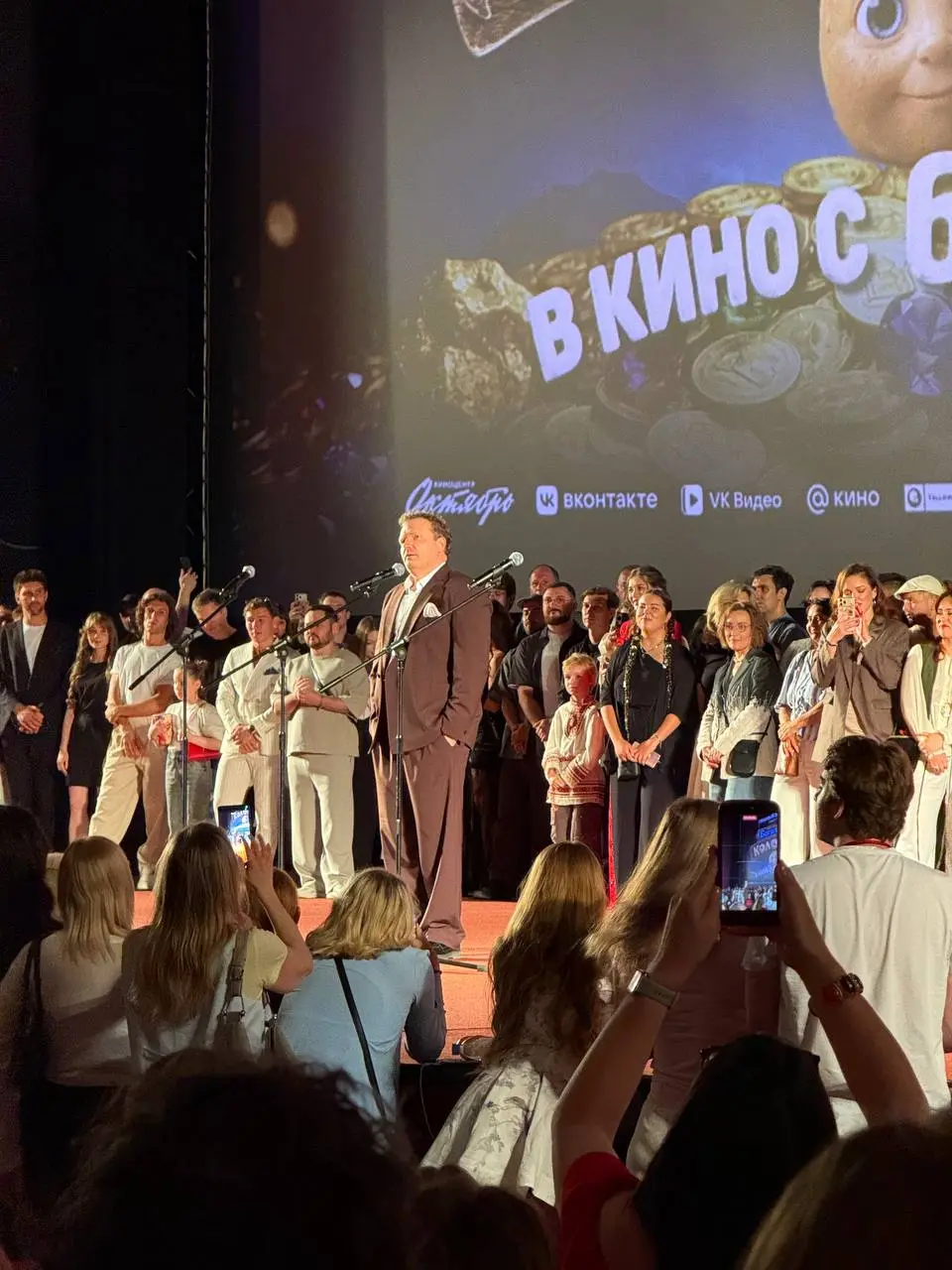 Сижу нарядная на премьере сказки «Колобок». Фильм снял дорогой Антон Маслов. 1.5 года назад мы искали Антону PR-менеджера по сердцу и масштабу личности. Искали золото, нашли бриллиант | Сетка — социальная сеть от hh.ru