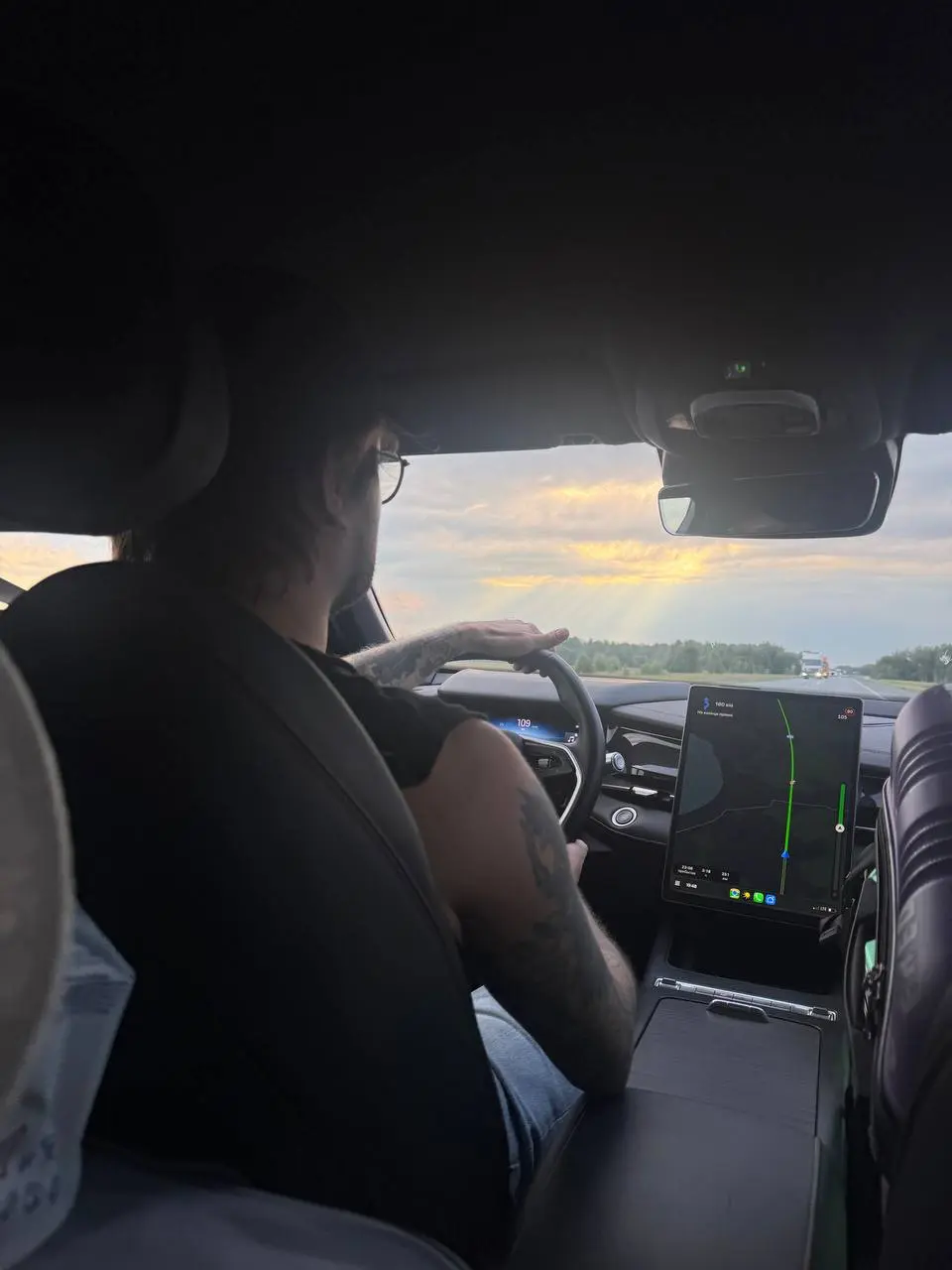 Мы в городе реперов - Уфе😎
Позади:
2.000км
8 смен подгузников
3 отеля
1 безалкогольное пиво и шашлык 🧚🏿‍♂️
Бензин почти везде есть, были заминки только на выезде из Кургана и первые 50 км | Сетка — социальная сеть от hh.ru