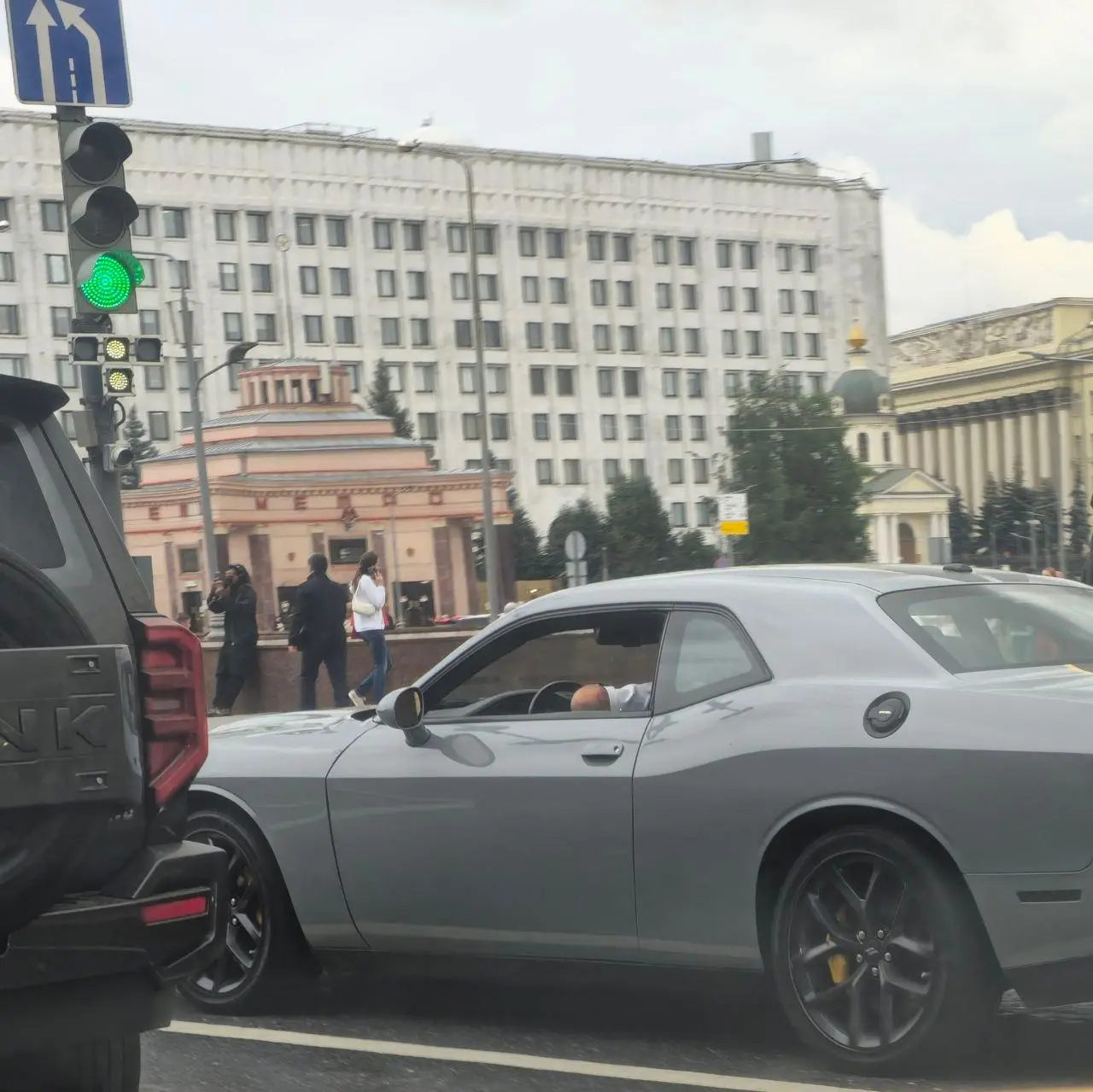 Гэпы и мэтчи брендов
#интереснобл
Тут водитель неожиданно достроил образ машины лучше любого рекламного ролика. Еду по городу, рядом в потоке масклкар | Сетка — социальная сеть от hh.ru