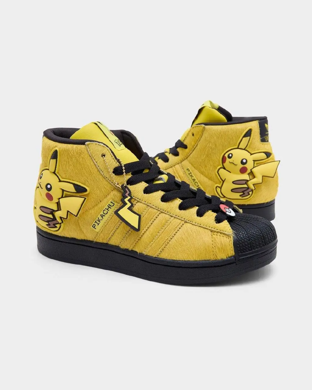 Pokémon и adidas продолжают расширять коллаборацию в честь 30-летия франшизы. Ранее бренды представили пять пар на базе Superstar и Samba OG — с Пикачу, Чармелеоном, Чармандером и Мьюту | Сетка — социальная сеть от hh.ru