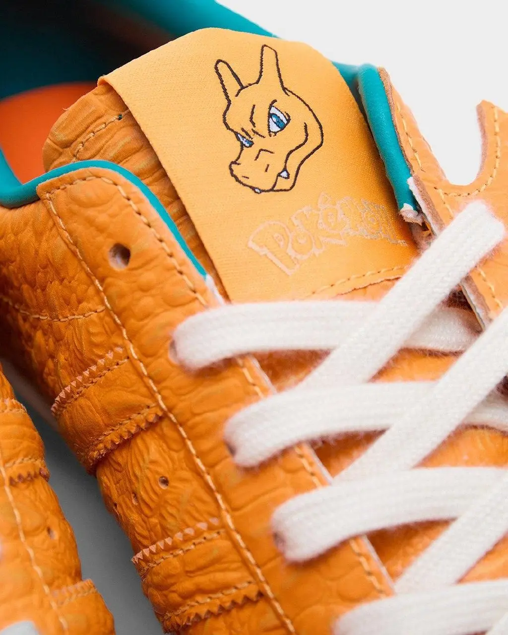 Pokémon и adidas продолжают расширять коллаборацию в честь 30-летия франшизы. Ранее бренды представили пять пар на базе Superstar и Samba OG — с Пикачу, Чармелеоном, Чармандером и Мьюту | Сетка — социальная сеть от hh.ru