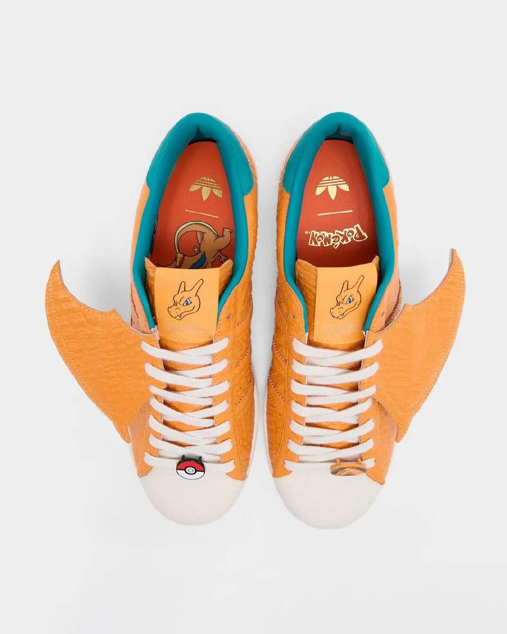 Pokémon и adidas продолжают расширять коллаборацию в честь 30-летия франшизы. Ранее бренды представили пять пар на базе Superstar и Samba OG — с Пикачу, Чармелеоном, Чармандером и Мьюту | Сетка — социальная сеть от hh.ru