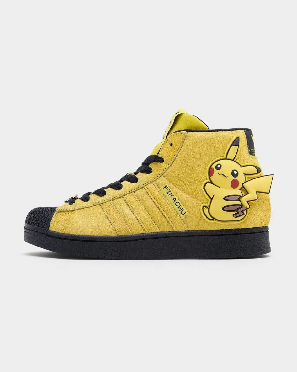 Pokémon и adidas продолжают расширять коллаборацию в честь 30-летия франшизы. Ранее бренды представили пять пар на базе Superstar и Samba OG — с Пикачу, Чармелеоном, Чармандером и Мьюту | Сетка — социальная сеть от hh.ru