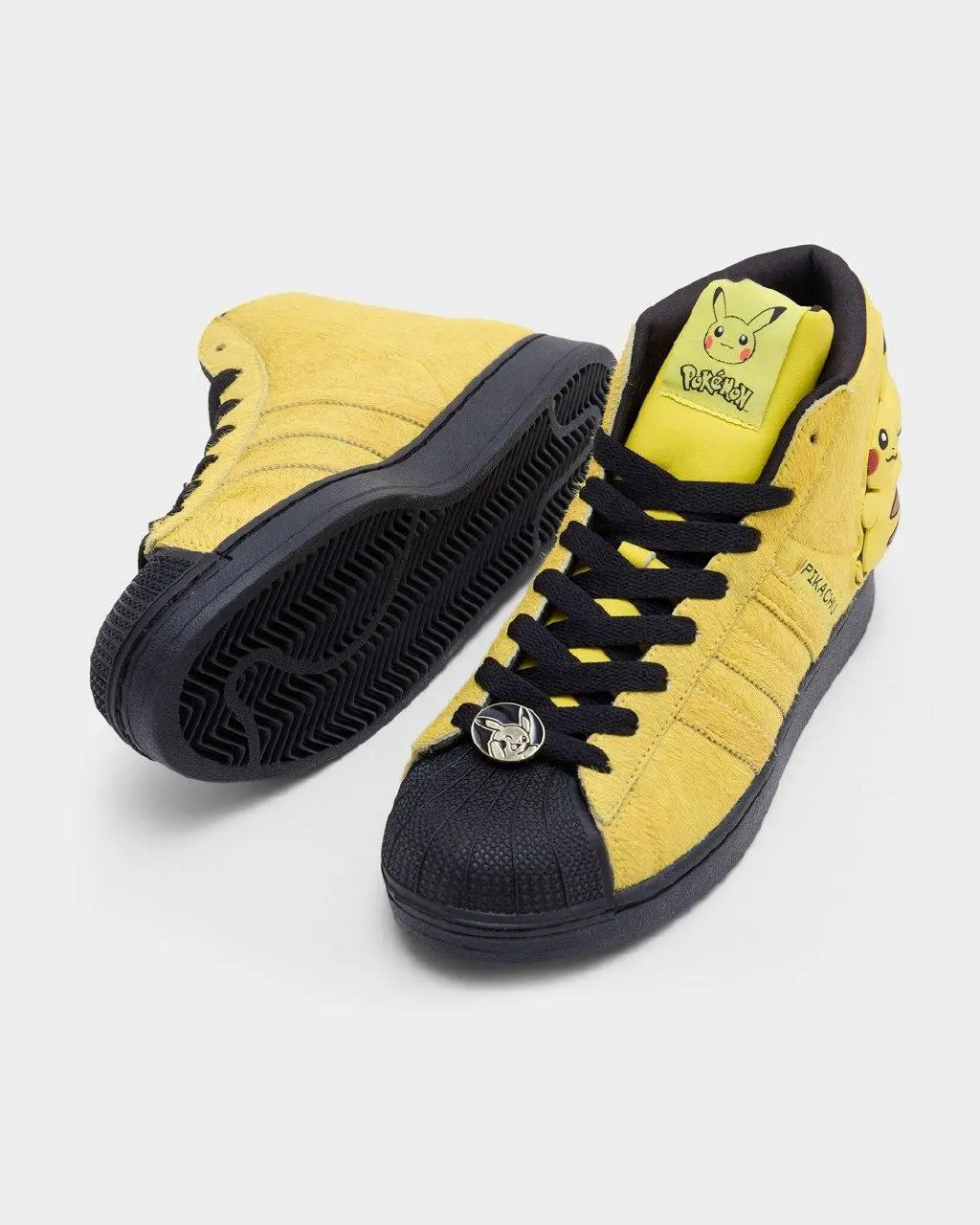 Pokémon и adidas продолжают расширять коллаборацию в честь 30-летия франшизы. Ранее бренды представили пять пар на базе Superstar и Samba OG — с Пикачу, Чармелеоном, Чармандером и Мьюту | Сетка — социальная сеть от hh.ru