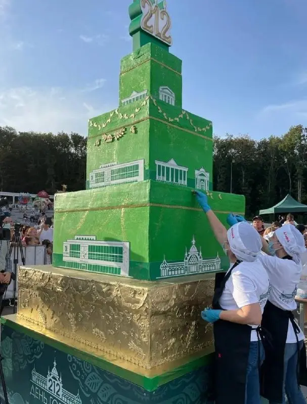 🎉 День Железноводска в этом году отметят 29 августа
Главным угощением праздника станет огромный торт весом более 3 тонн. Его традиционно приготовят к 216-летию города | Сетка — социальная сеть от hh.ru