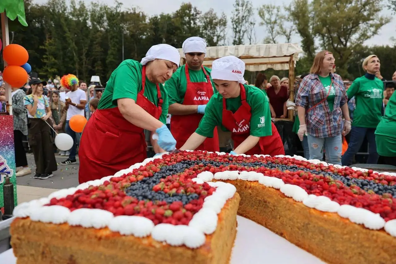 🎉 День Железноводска в этом году отметят 29 августа
Главным угощением праздника станет огромный торт весом более 3 тонн. Его традиционно приготовят к 216-летию города | Сетка — социальная сеть от hh.ru