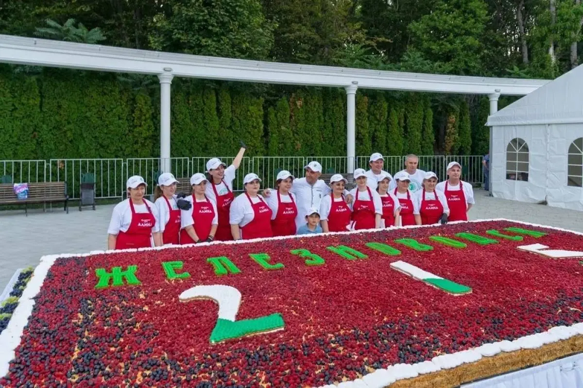 🎉 День Железноводска в этом году отметят 29 августа
Главным угощением праздника станет огромный торт весом более 3 тонн. Его традиционно приготовят к 216-летию города | Сетка — социальная сеть от hh.ru