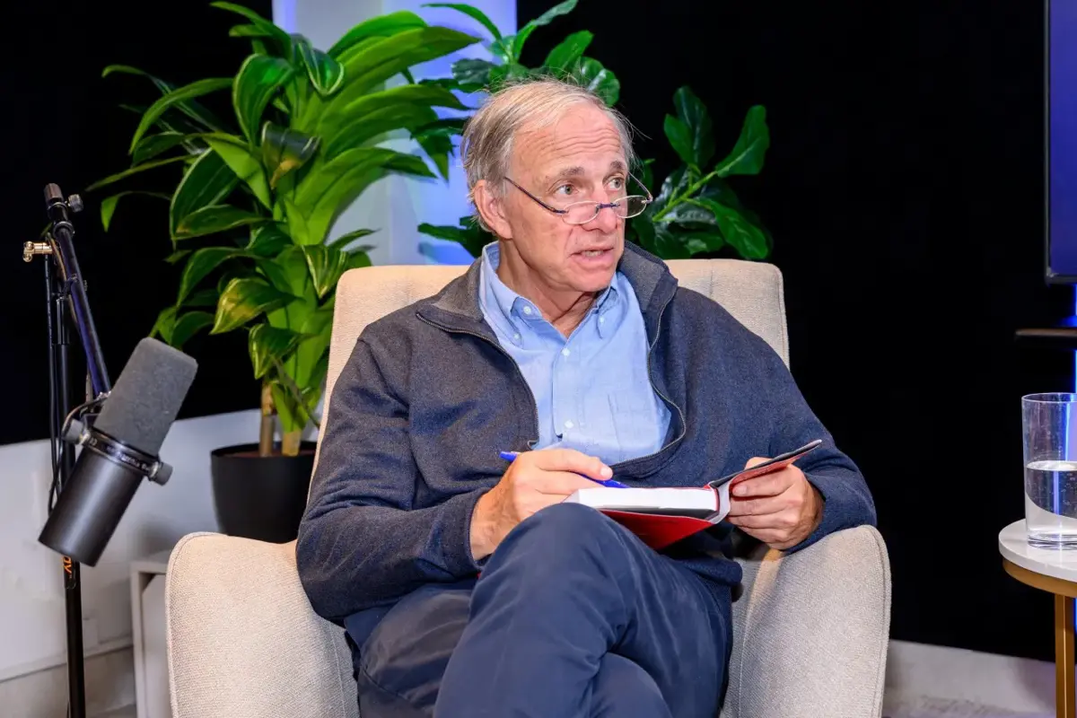 Рэй Далио предупреждает о рисках пузыря ИИ:
Рэй Далио, основатель Bridgewater Associates, сделал резкое предупреждение о текущей рыночной среде, предполагая, что восторг вокруг ИИ привел к пузырю, нап... | Сетка — социальная сеть от hh.ru