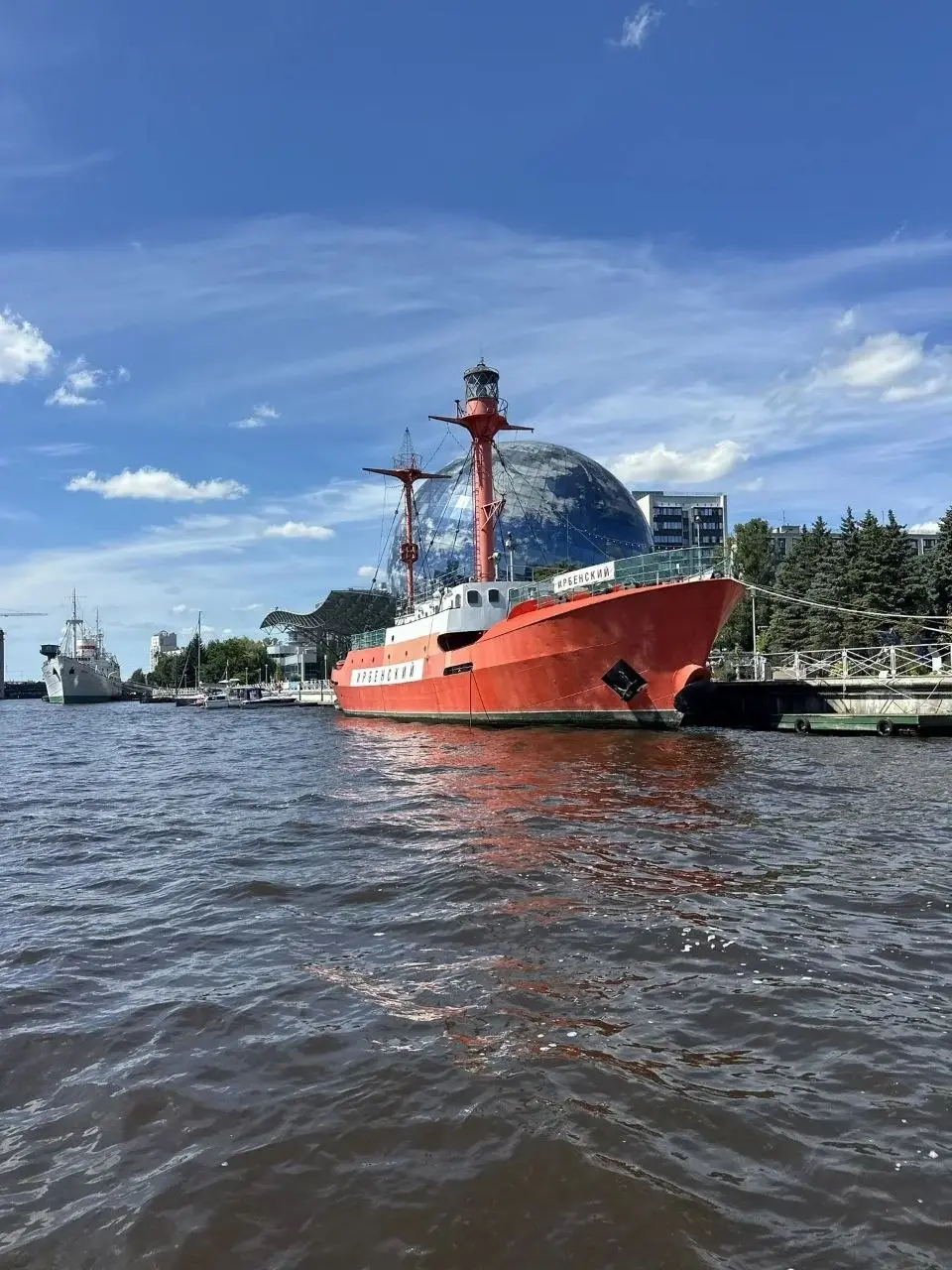 Будущее наступило на мозоль.
Водная прогулка по Калининграду сопровождается нейроэкскурсией с оборотами типа
"это не просто ... , а часть идентичности города" | Сетка — социальная сеть от hh.ru